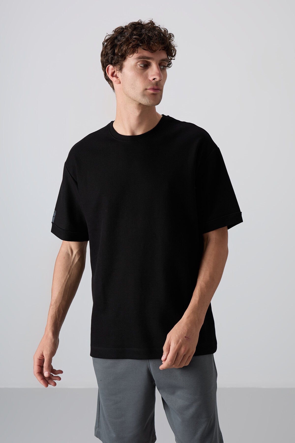 Image of Siyah Pamuklu Kalın Yüzeyi Dokulu Oversize Fit Basic Erkek T-Shirt - 88339