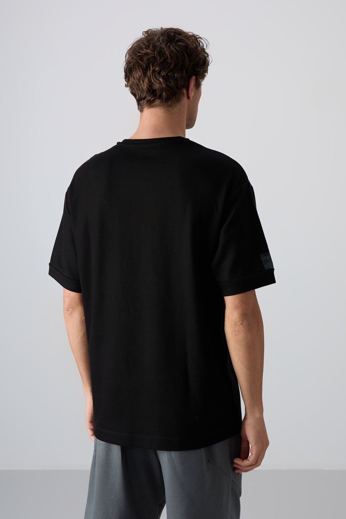 Image of Siyah Pamuklu Kalın Yüzeyi Dokulu Oversize Fit Basic Erkek T-Shirt - 88339