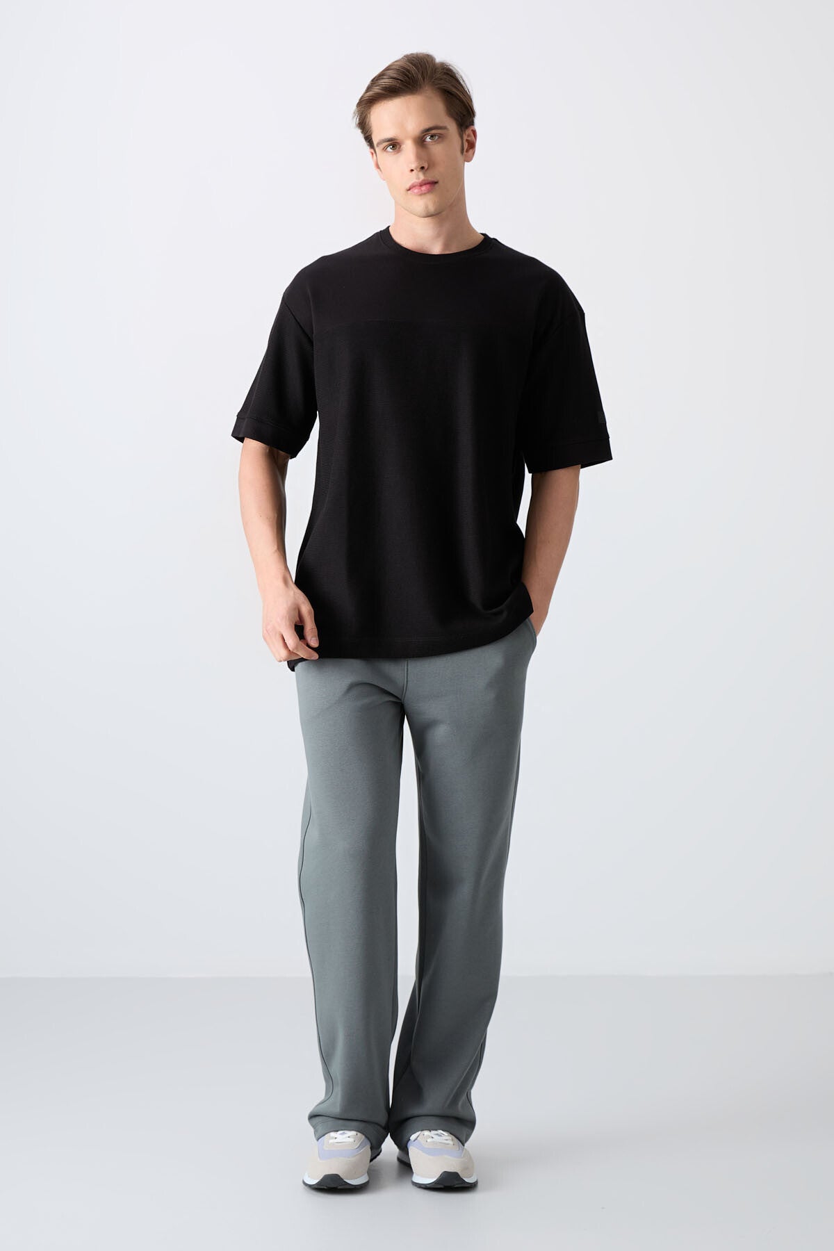 Image of Siyah Pamuklu Kalın Yüzeyi Dokulu Oversize Fit Basic Erkek T-Shirt - 88340