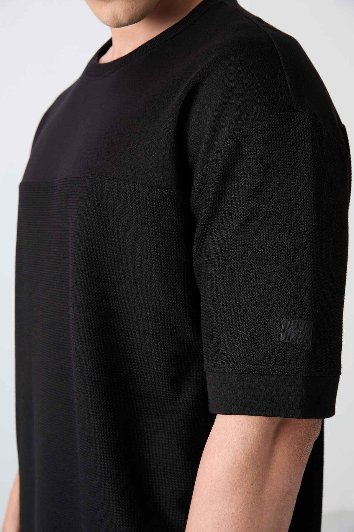 Image of Siyah Pamuklu Kalın Yüzeyi Dokulu Oversize Fit Basic Erkek T-Shirt - 88340