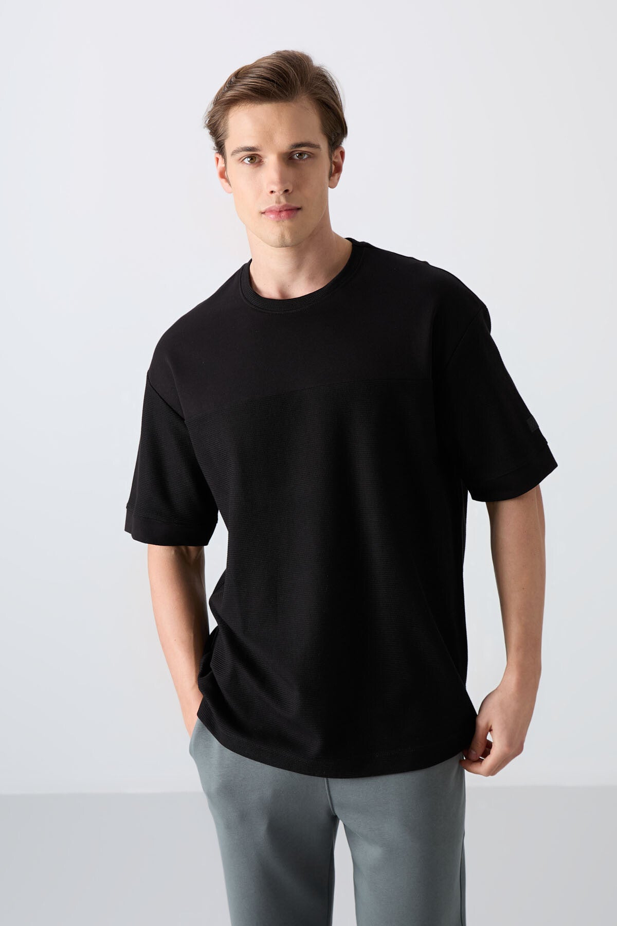 Image of Siyah Pamuklu Kalın Yüzeyi Dokulu Oversize Fit Basic Erkek T-Shirt - 88340