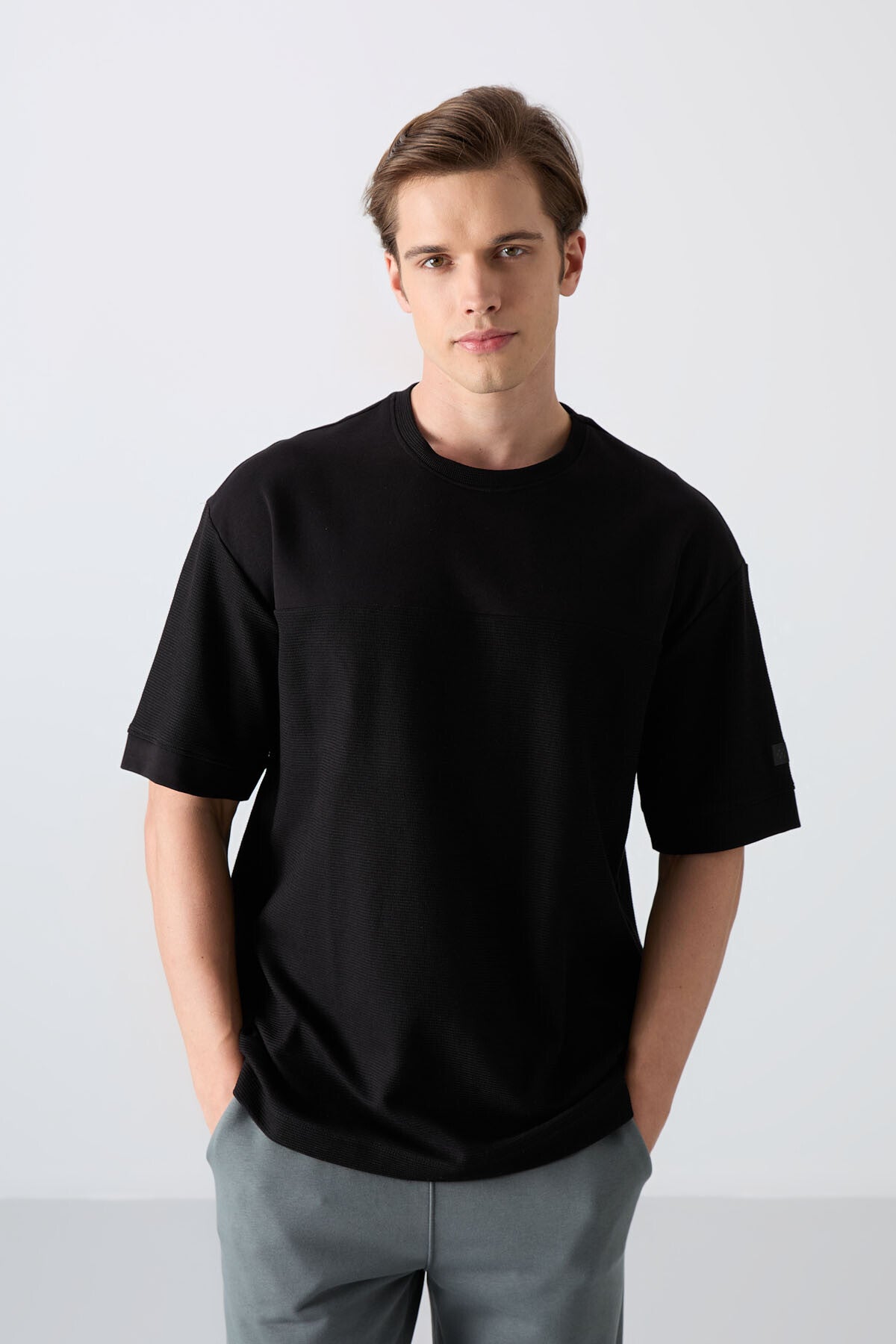 Image of Siyah Pamuklu Kalın Yüzeyi Dokulu Oversize Fit Basic Erkek T-Shirt - 88340