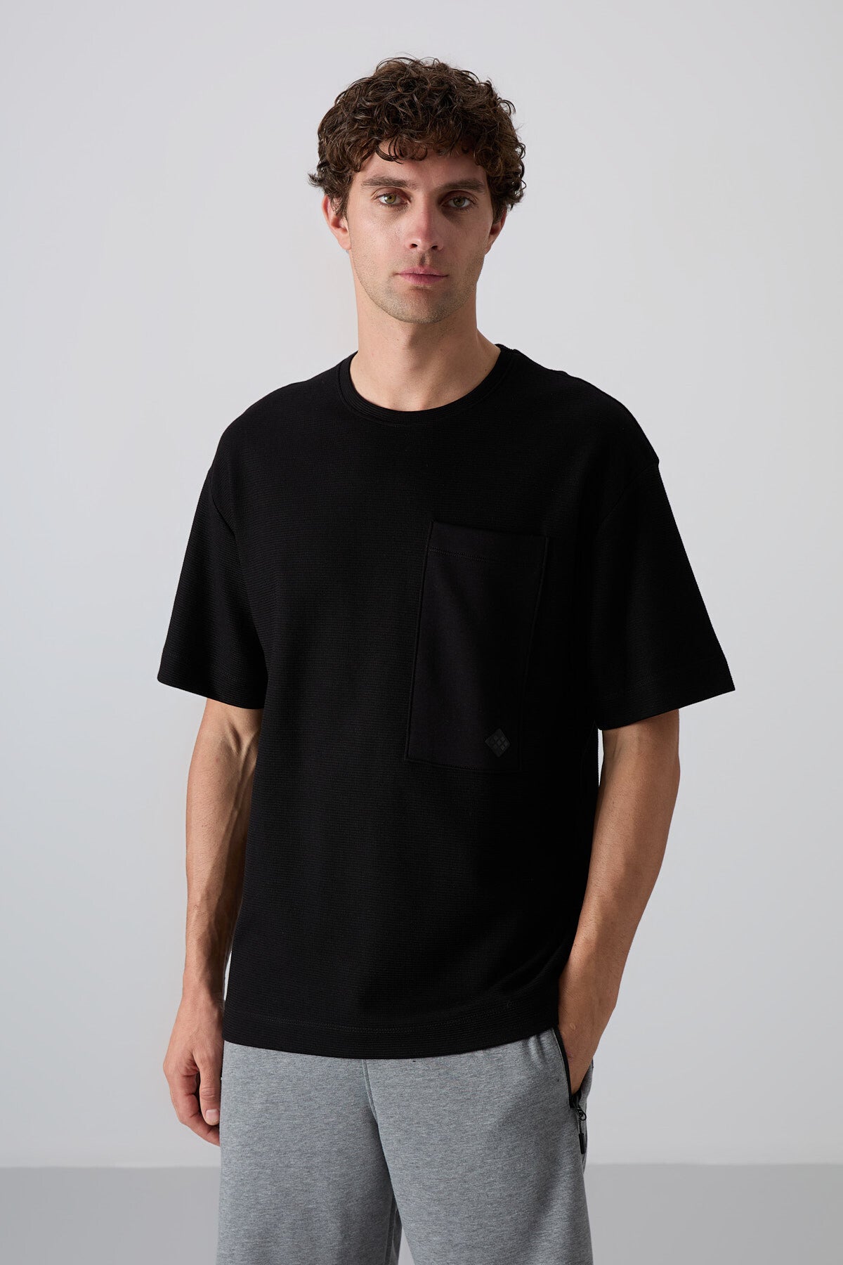 Image of Siyah Pamuklu Kalın Yüzeyi Dokulu Oversize Fit Basic Erkek T-Shirt - 88341