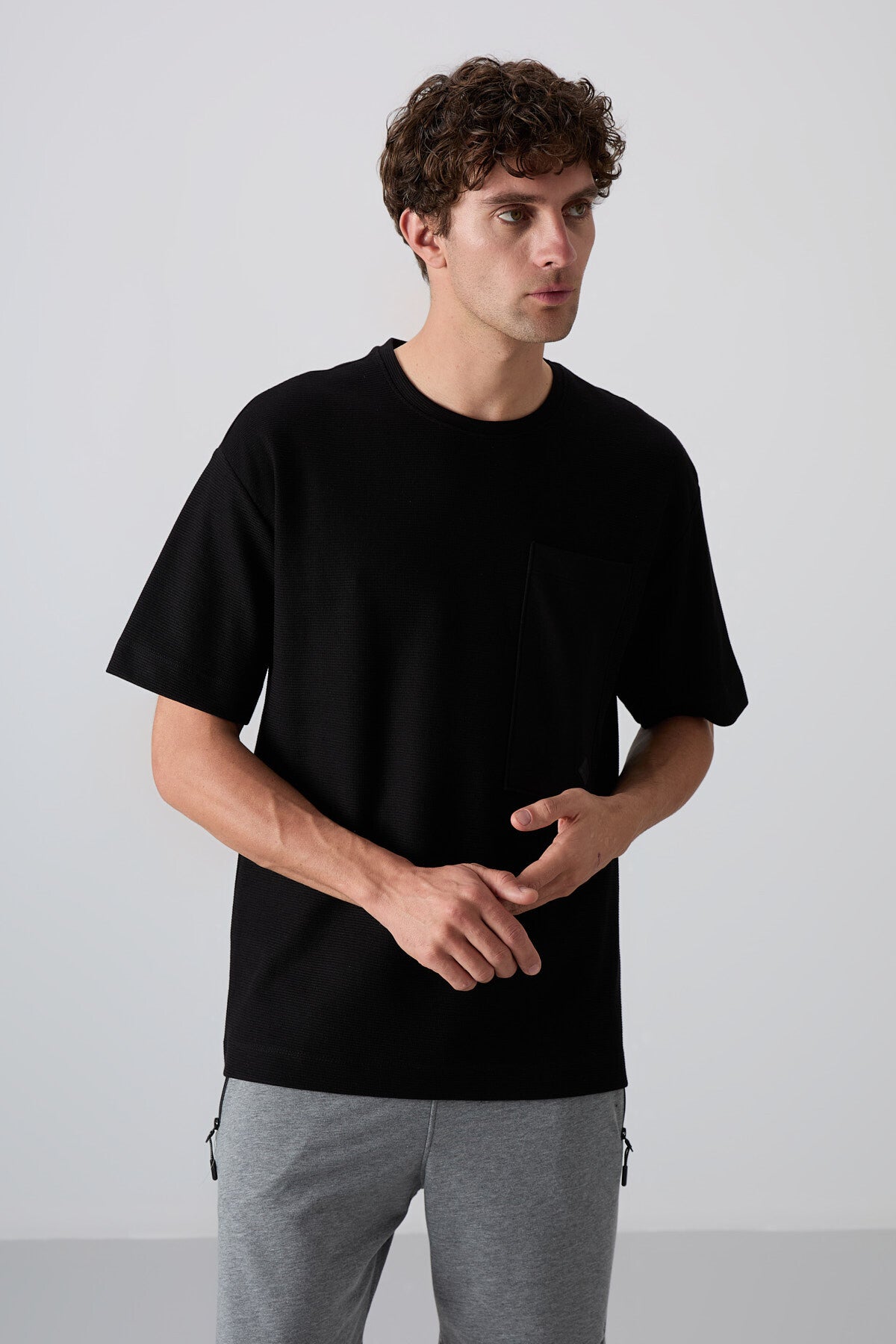 Image of Siyah Pamuklu Kalın Yüzeyi Dokulu Oversize Fit Basic Erkek T-Shirt - 88341