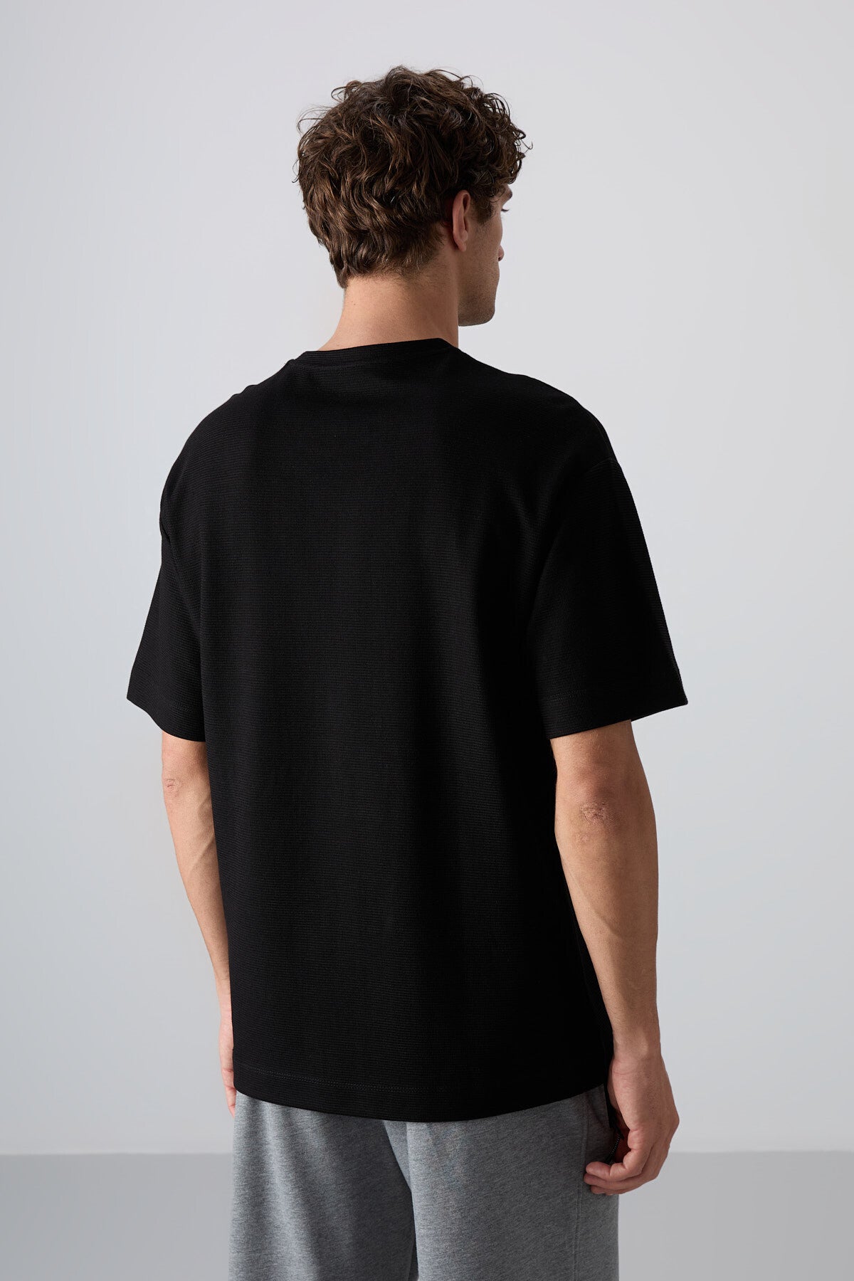 Image of Siyah Pamuklu Kalın Yüzeyi Dokulu Oversize Fit Basic Erkek T-Shirt - 88341