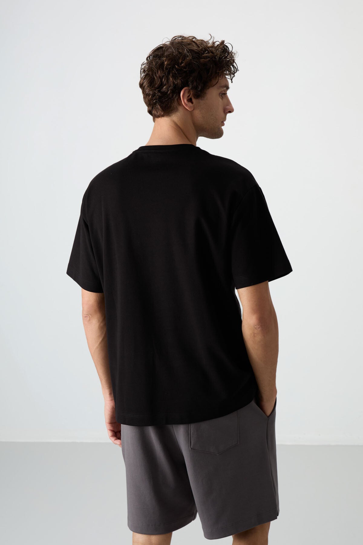 Image of Siyah Pamuklu Kalın Yüzeyi Dokulu Oversize Fit  Baskılı Erkek T-Shirt - 88364