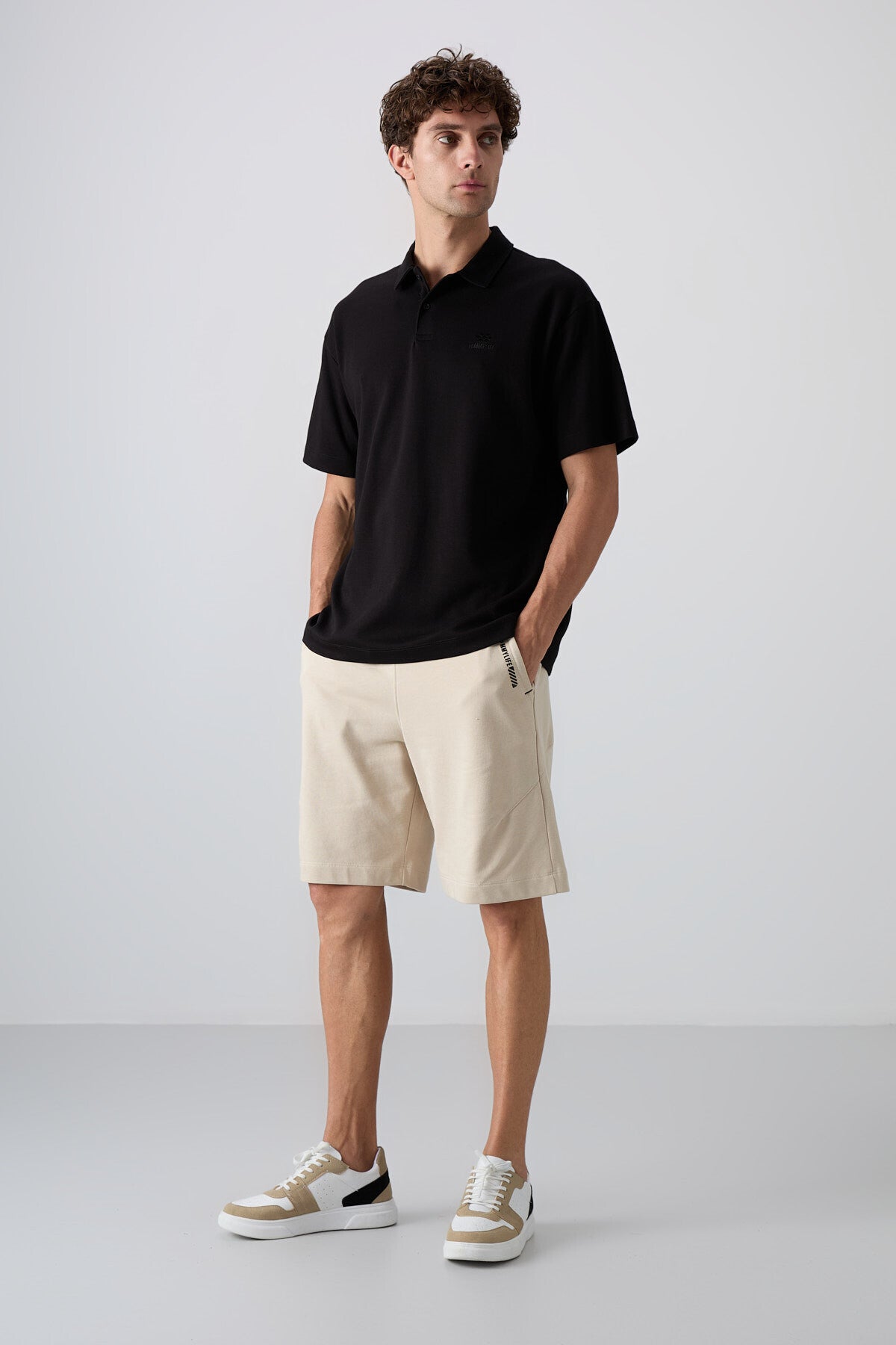 Image of Tricou bărbătesc negru din bumbac gros, texturat, croială supradimensionată, cu guler polo de bază - 88327