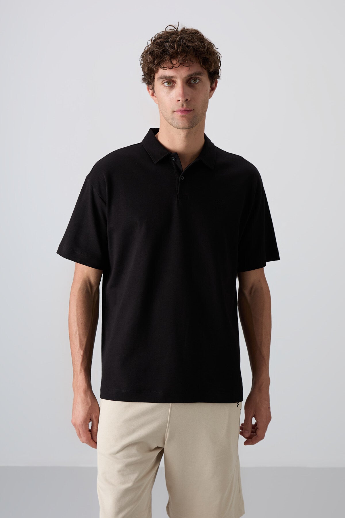 Image of Tricou bărbătesc negru din bumbac gros, texturat, croială supradimensionată, cu guler polo de bază - 88327
