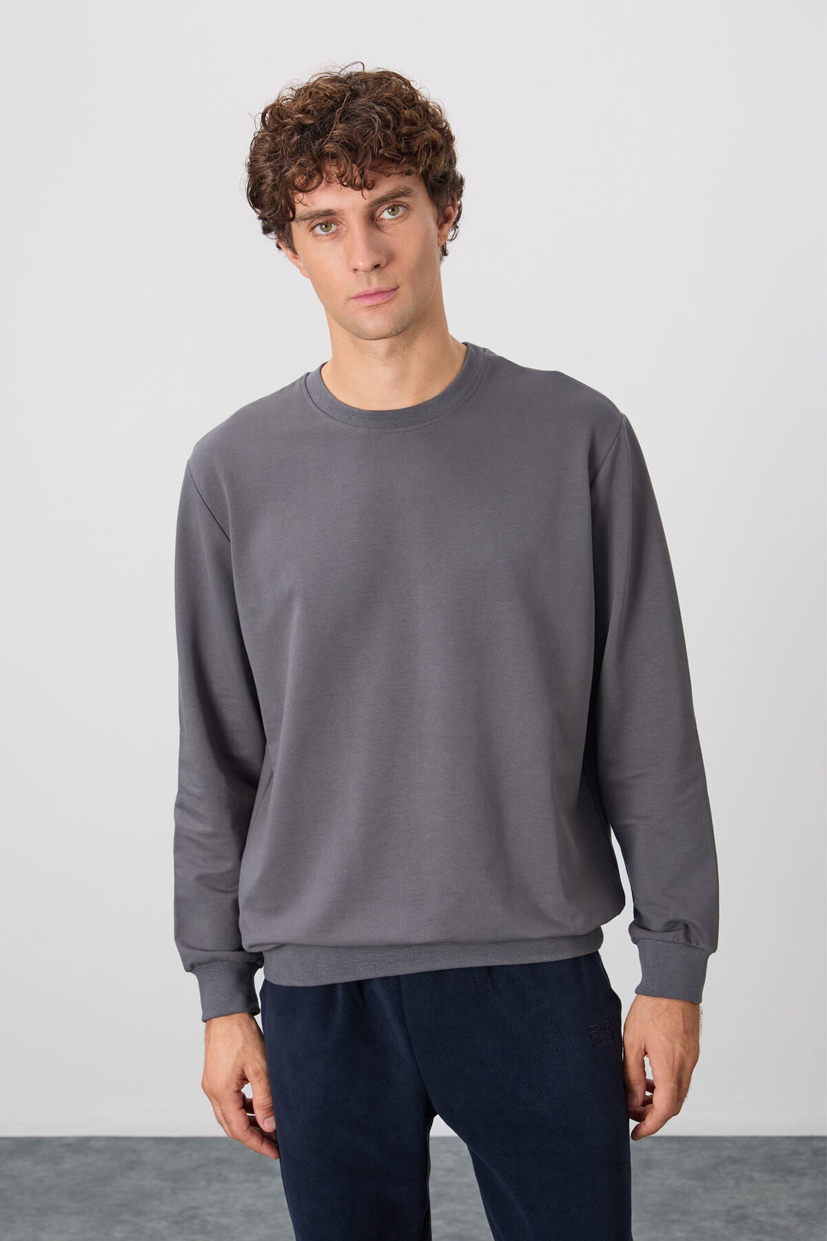 Image of Koyu Gri Pamuk Yumuşak Dokulu Standart Fit Basic Erkek Sweatshirt - 88363