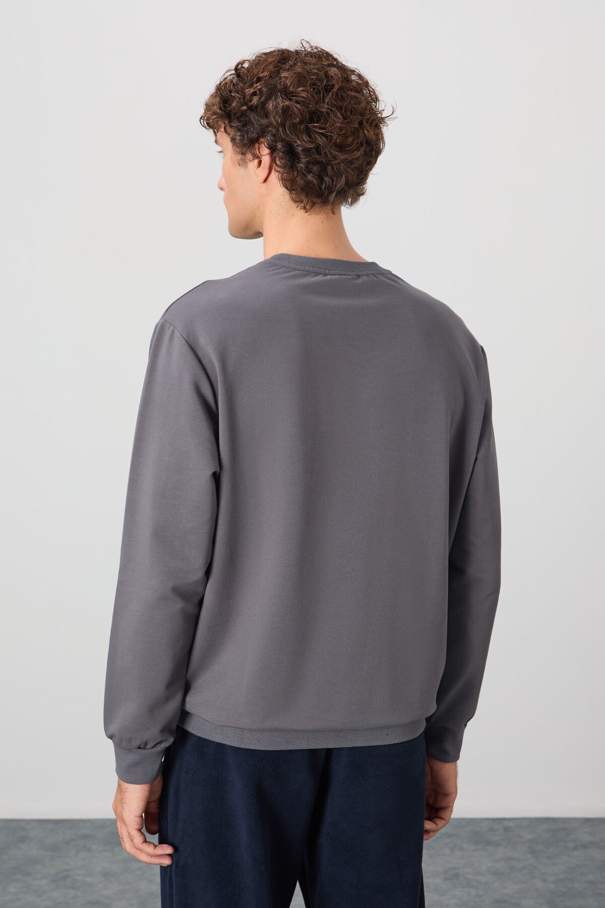 Image of Koyu Gri Pamuk Yumuşak Dokulu Standart Fit Basic Erkek Sweatshirt - 88363