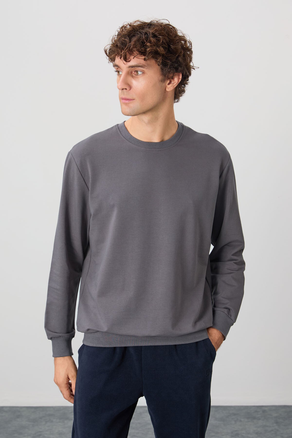 Image of Koyu Gri Pamuk Yumuşak Dokulu Standart Fit Basic Erkek Sweatshirt - 88363