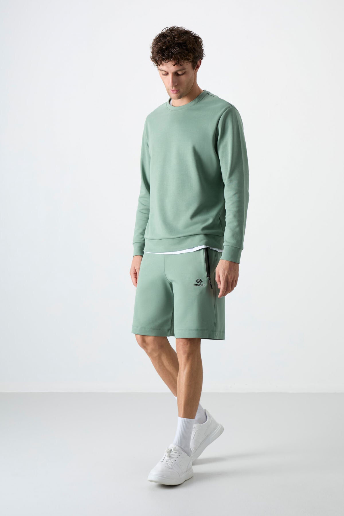 Image of Pantaloni scurți bărbătești verde deschis cu buzunar ascuns cu fermoar la spate, șnur de fixare, croială standard - 81136