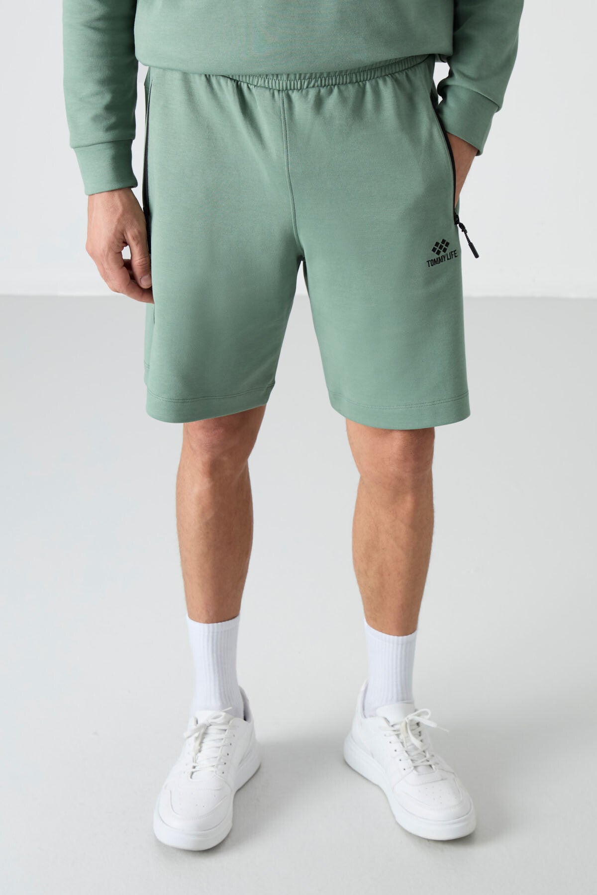 Image of Pantaloni scurți bărbătești verde deschis cu buzunar ascuns cu fermoar la spate, șnur de fixare, croială standard - 81136