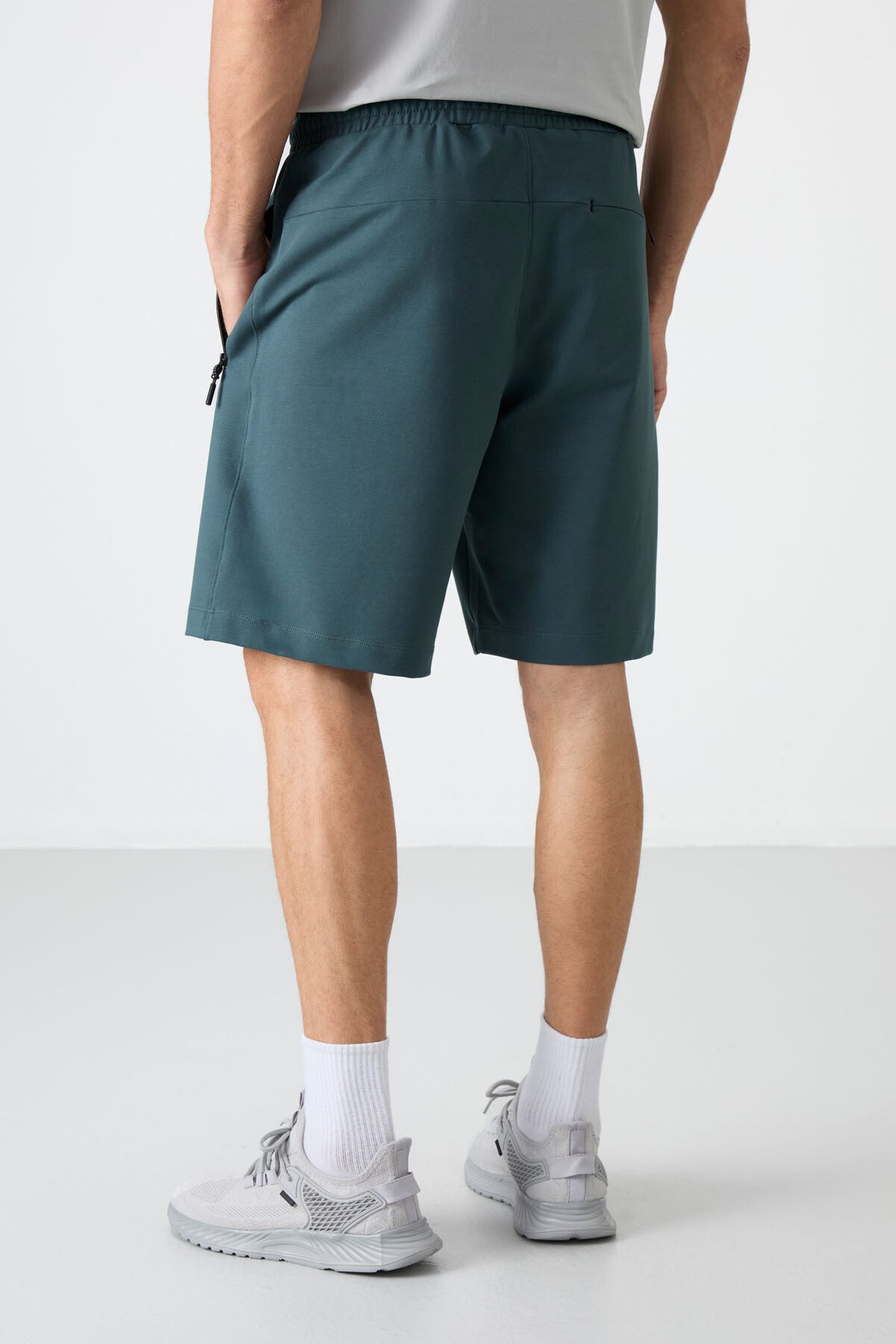 Image of Pantaloni scurți bărbătești verde pădure cu buzunar ascuns cu fermoar la spate, șnur de fixare, croială standard - 81136