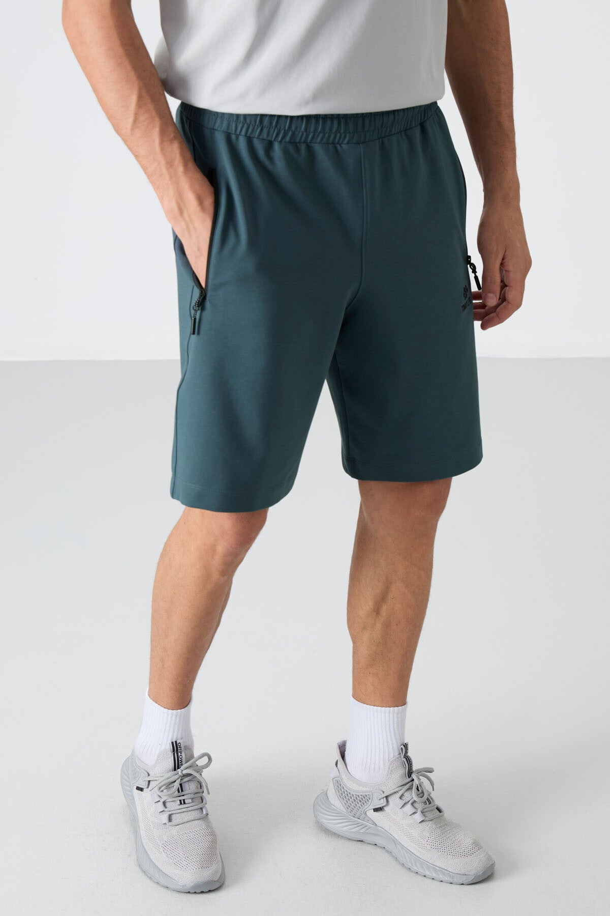 Image of Pantaloni scurți bărbătești verde pădure cu buzunar ascuns cu fermoar la spate, șnur de fixare, croială standard - 81136