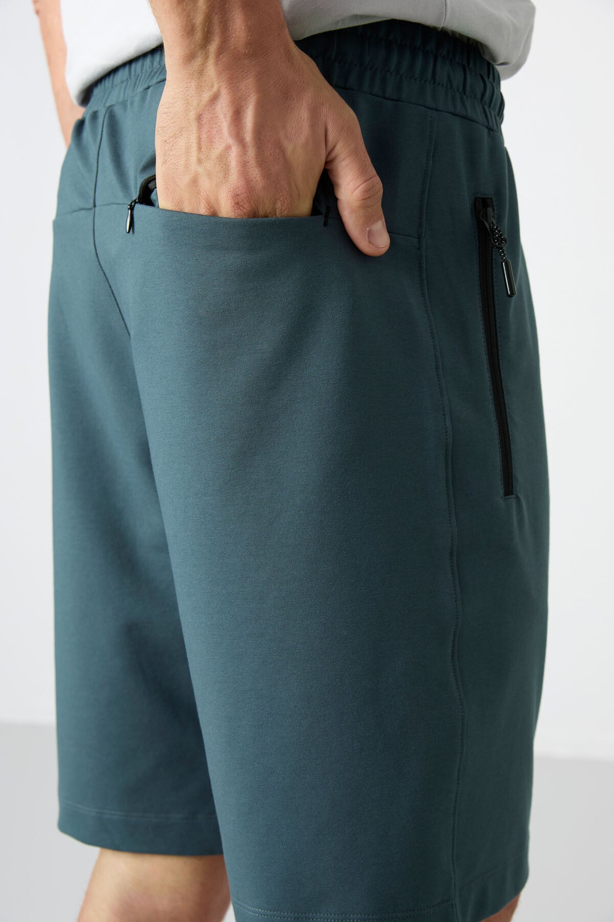 Image of Pantaloni scurți bărbătești verde pădure cu buzunar ascuns cu fermoar la spate, șnur de fixare, croială standard - 81136