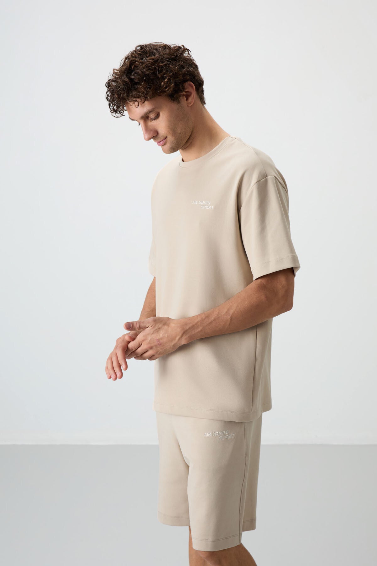 Image of Bej Pamuklu Kalın Yumuşak Dokulu Oversize Fit Nakışlı Erkek Şort Takım - 85250