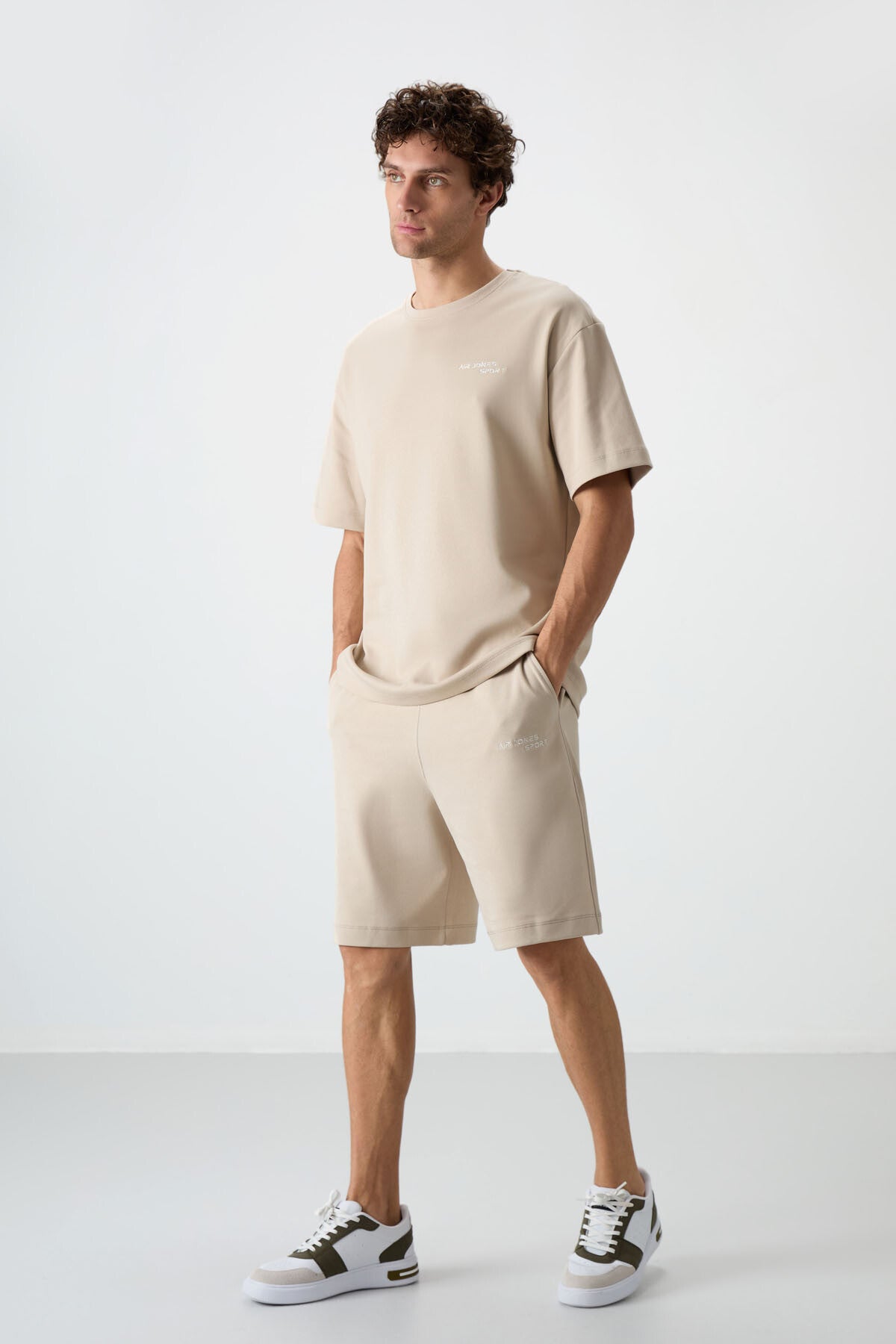 Image of Set pantaloni scurți bărbătești din bumbac gros, texturat, supradimensionat, brodat, bej - 85250