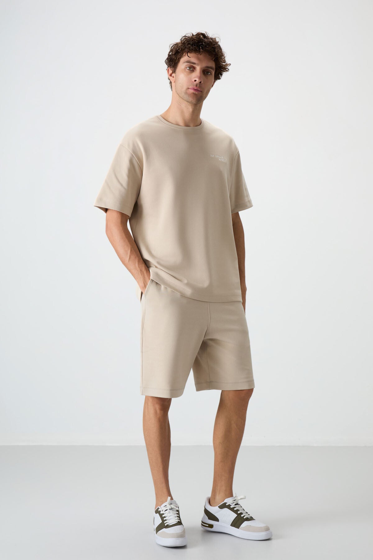 Image of Set pantaloni scurți bărbătești din bumbac gros, texturat, supradimensionat, brodat, bej - 85250