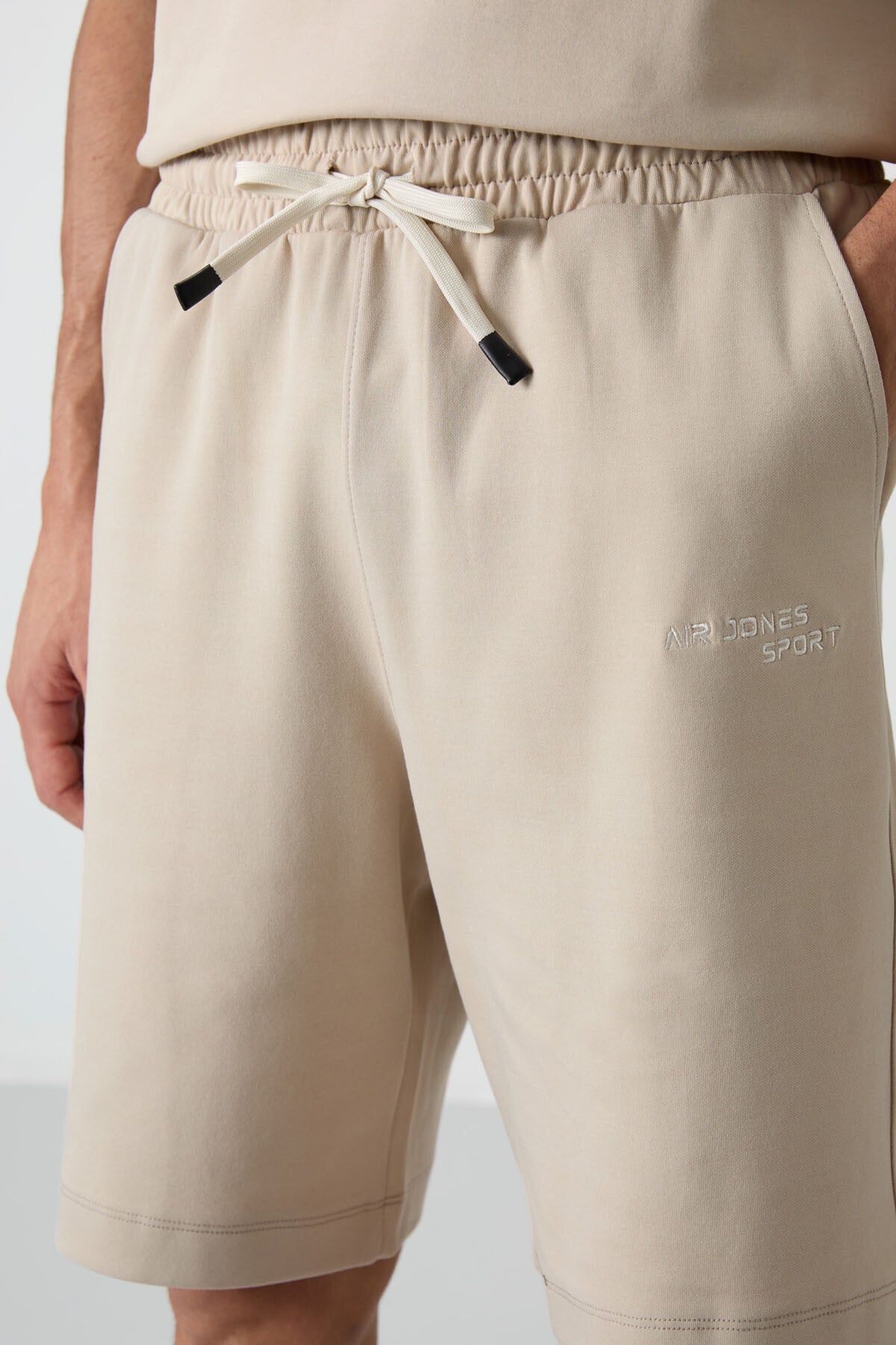 Image of Bej Pamuklu Kalın Yumuşak Dokulu Oversize Fit Nakışlı Erkek Şort Takım - 85250