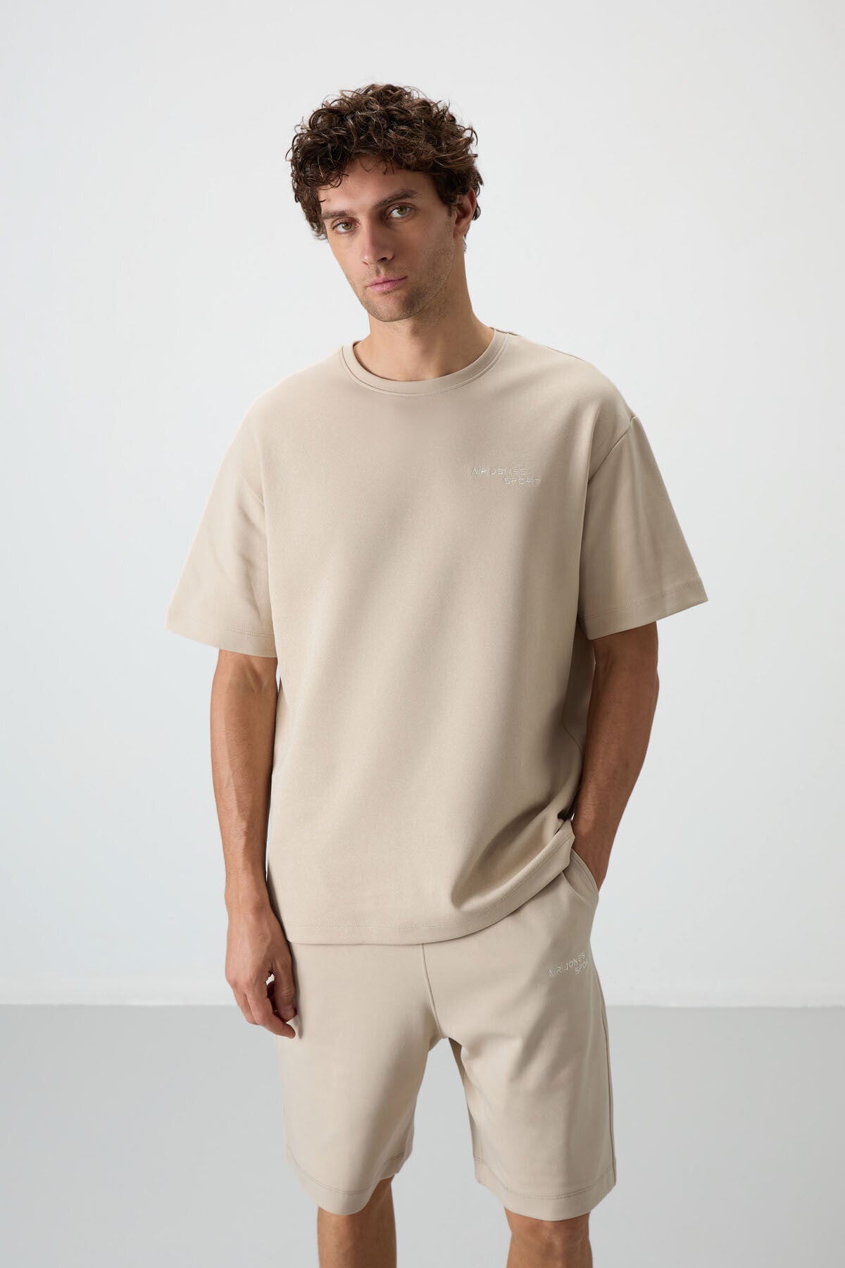 Image of Bej Pamuklu Kalın Yumuşak Dokulu Oversize Fit Nakışlı Erkek Şort Takım - 85250