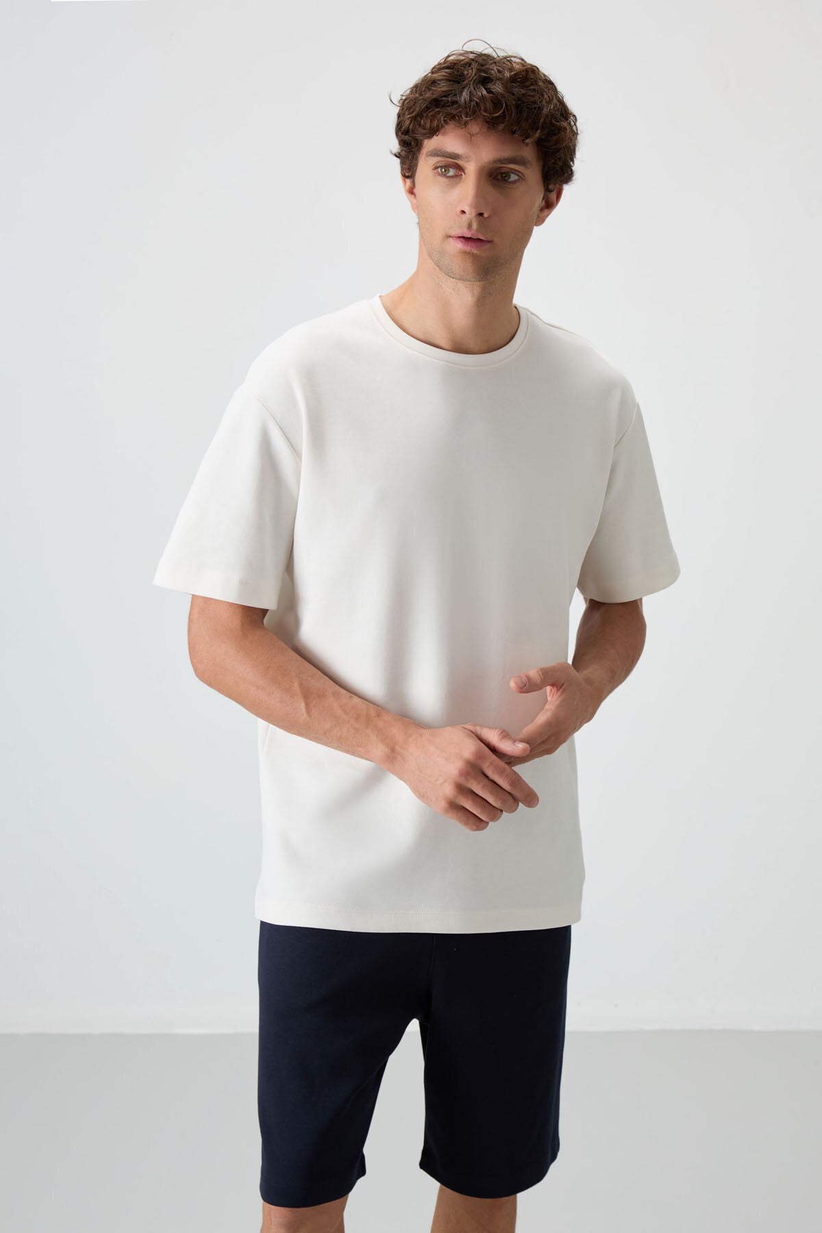 Image of Ekru - Lacivert Pamuklu Kalın Yumuşak Dokulu Oversize Fit Basic Erkek Şort Takım - 85249