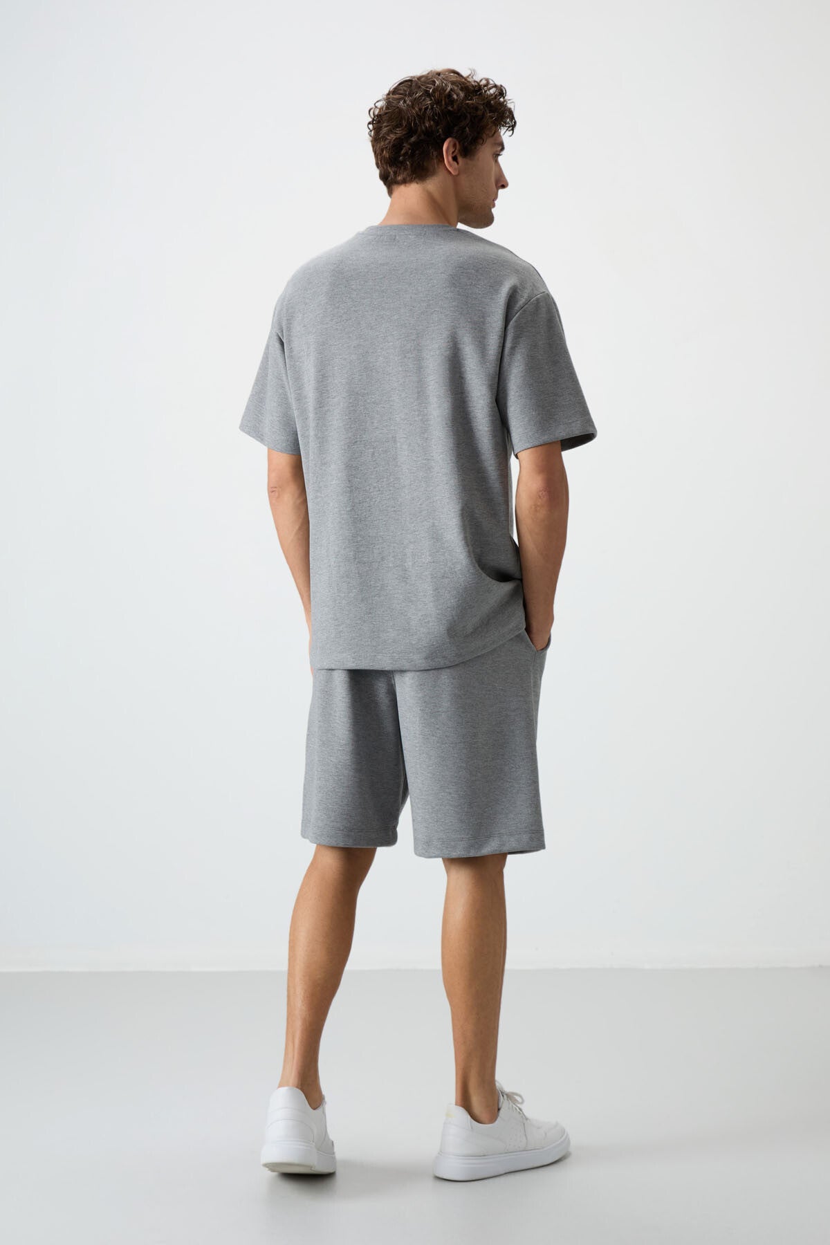 Image of Gri Melanj Pamuklu Kalın Yumuşak Dokulu Oversize Fit Nakışlı Erkek Şort Takım - 85250