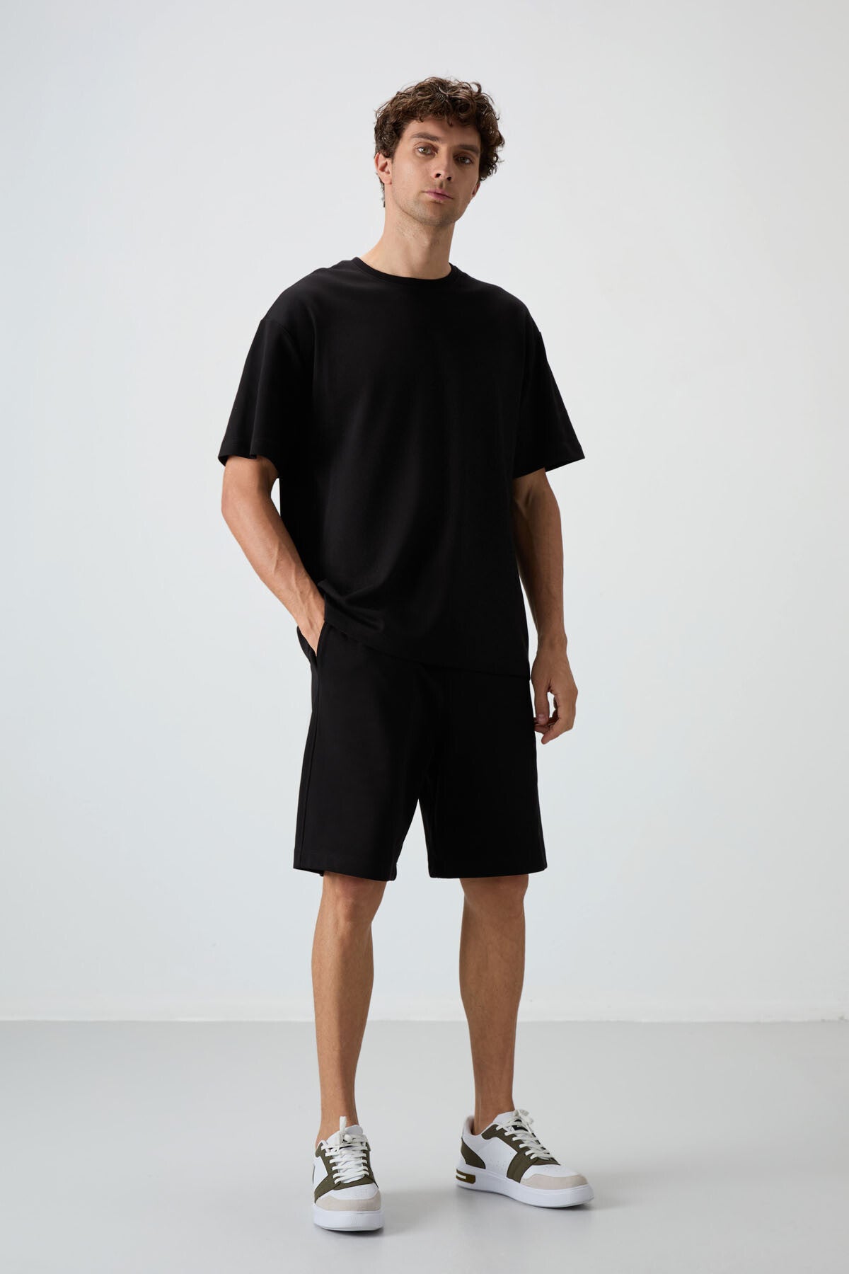 Image of Siyah Pamuklu Kalın Yumuşak Dokulu Oversize Fit Basic Erkek Şort Takım - 85249