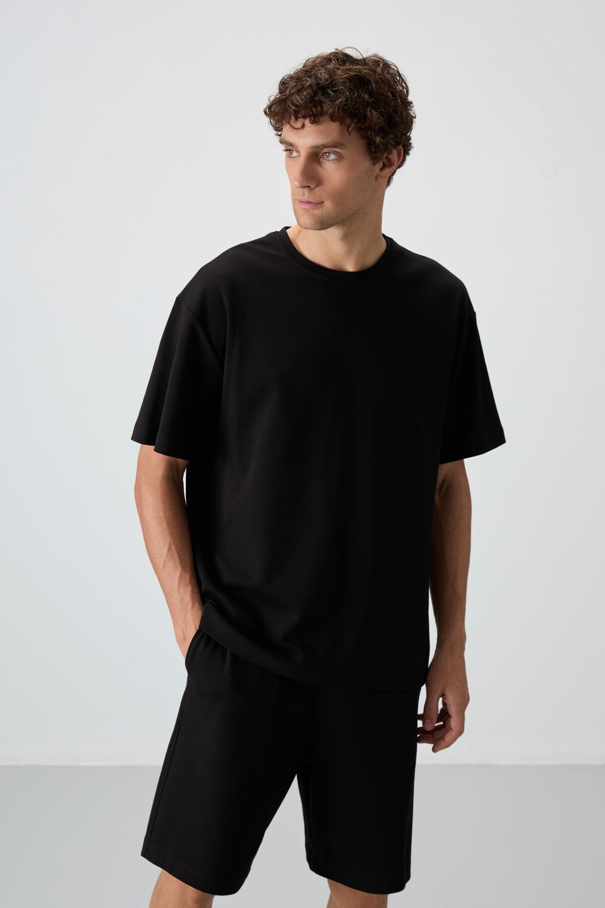Image of Siyah Pamuklu Kalın Yumuşak Dokulu Oversize Fit Basic Erkek Şort Takım - 85249