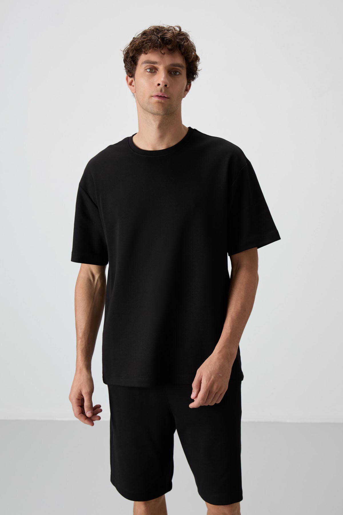 Image of Siyah Pamuklu Kalın Yumuşak Dokulu Oversize Fit Basic Erkek Şort Takım - 85249