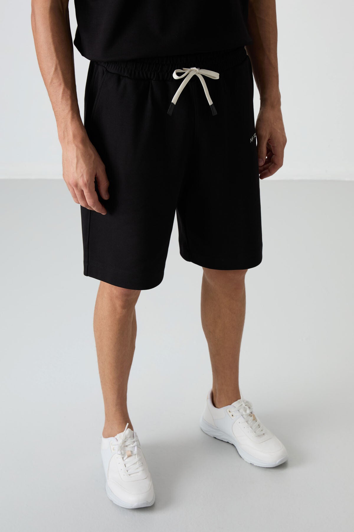 Image of Siyah Pamuklu Kalın Yumuşak Dokulu Oversize Fit Nakışlı Erkek Şort Takım - 85250