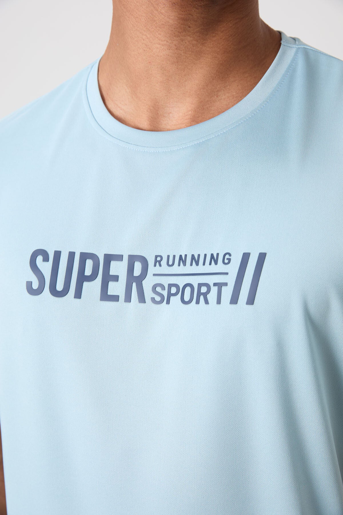 Image of Tricou sport albastru deschis, respirabil, texturat, subțire, flexibil, croială standard pentru bărbați - 88385