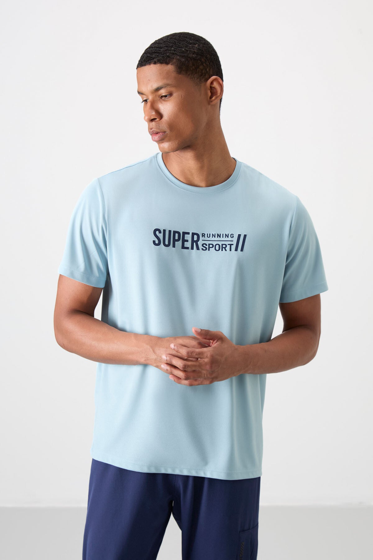 Image of Tricou sport albastru deschis, respirabil, texturat, subțire, flexibil, croială standard pentru bărbați - 88385
