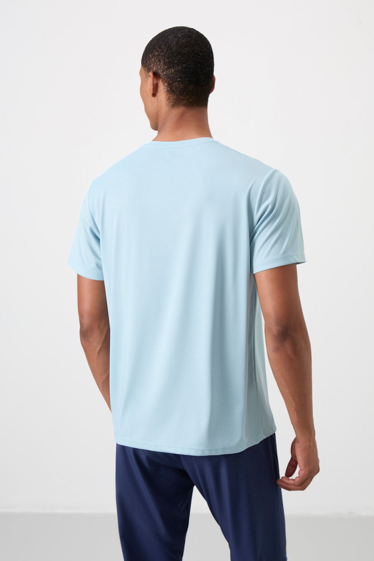 Image of Tricou sport albastru deschis, respirabil, texturat, subțire, flexibil, croială standard pentru bărbați - 88385