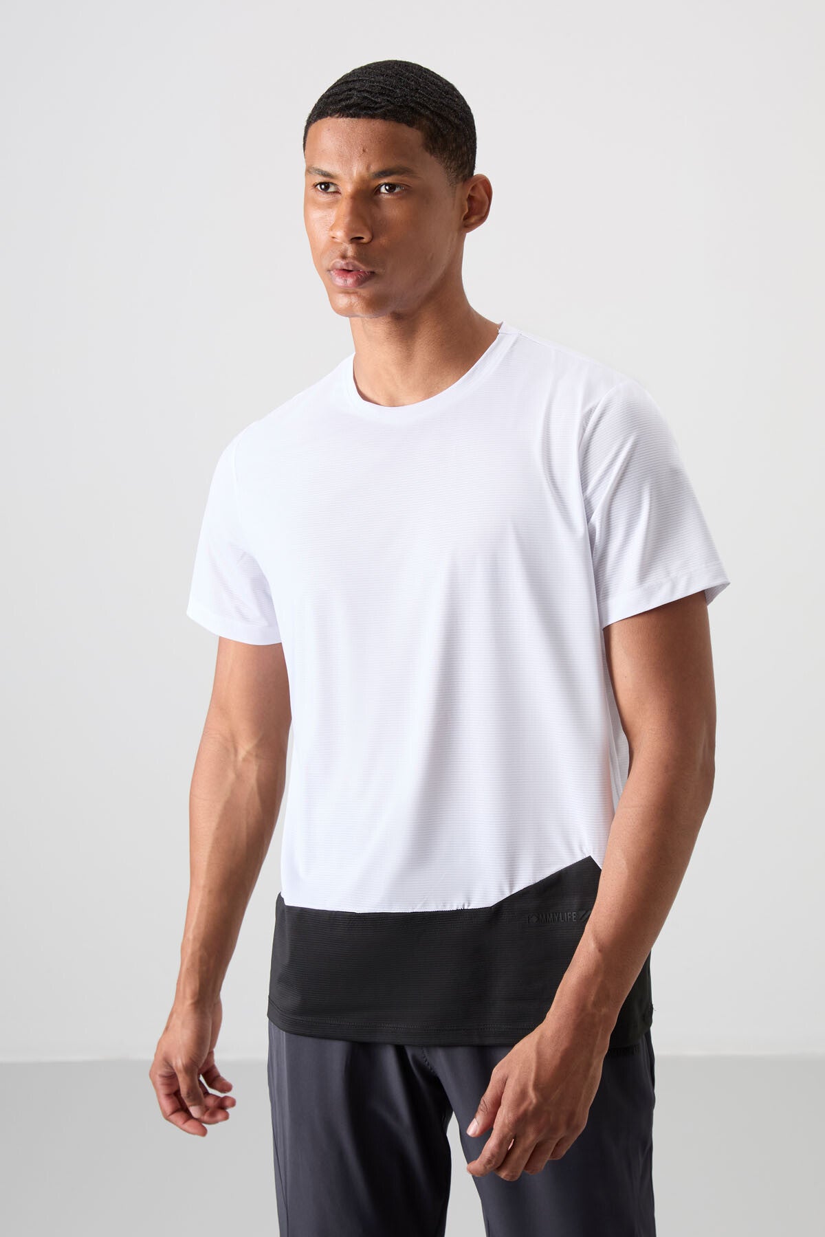 Image of Beyaz Nefes Alan Dokulu İnce Esnek Standart Fit Erkek Performans T-Shirt - 88383