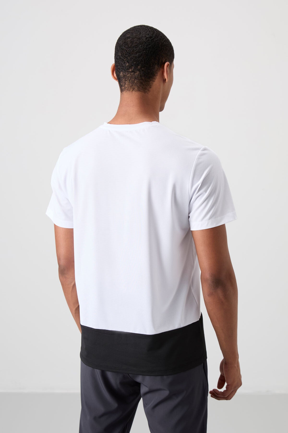 Image of Beyaz Nefes Alan Dokulu İnce Esnek Standart Fit Erkek Performans T-Shirt - 88383