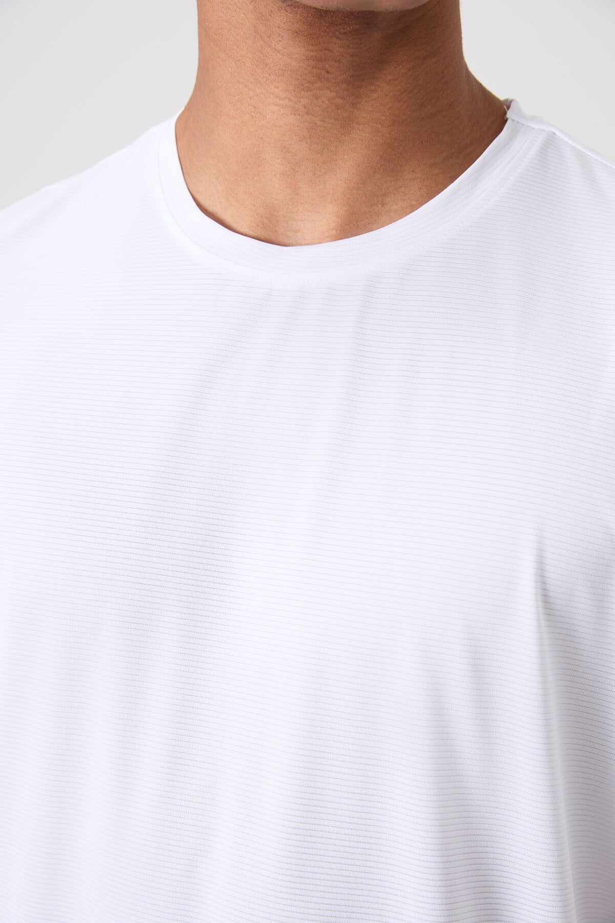 Image of Beyaz Nefes Alan Dokulu İnce Esnek Standart Fit Erkek Performans T-Shirt - 88383