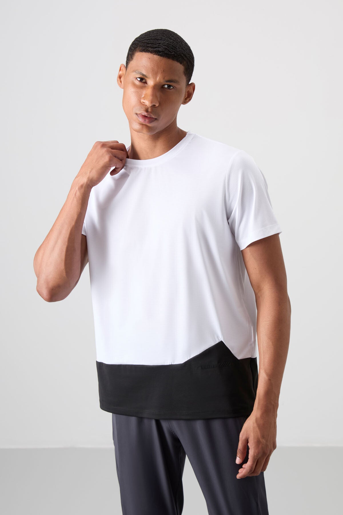 Image of Beyaz Nefes Alan Dokulu İnce Esnek Standart Fit Erkek Performans T-Shirt - 88383