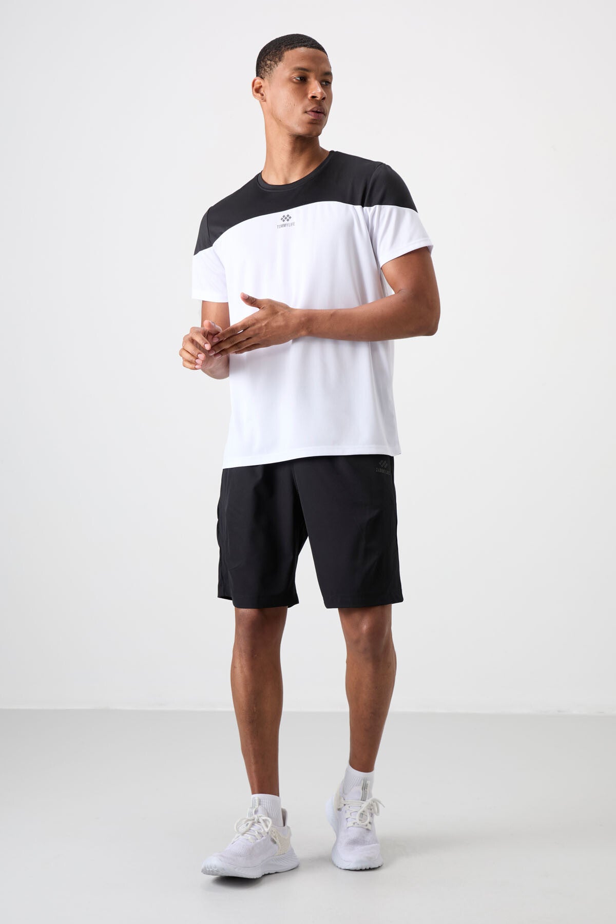 Image of Beyaz Nefes Alan Dokulu İnce Esnek Standart Fit Erkek Performans T-Shirt - 88386