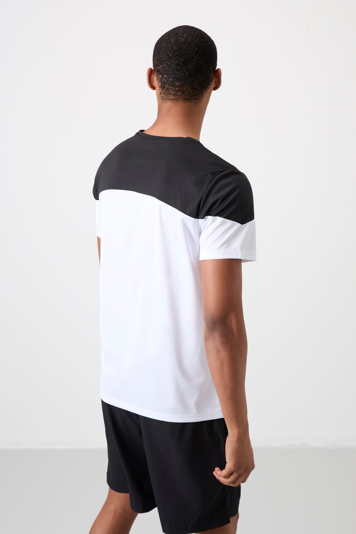 Image of Beyaz Nefes Alan Dokulu İnce Esnek Standart Fit Erkek Performans T-Shirt - 88386
