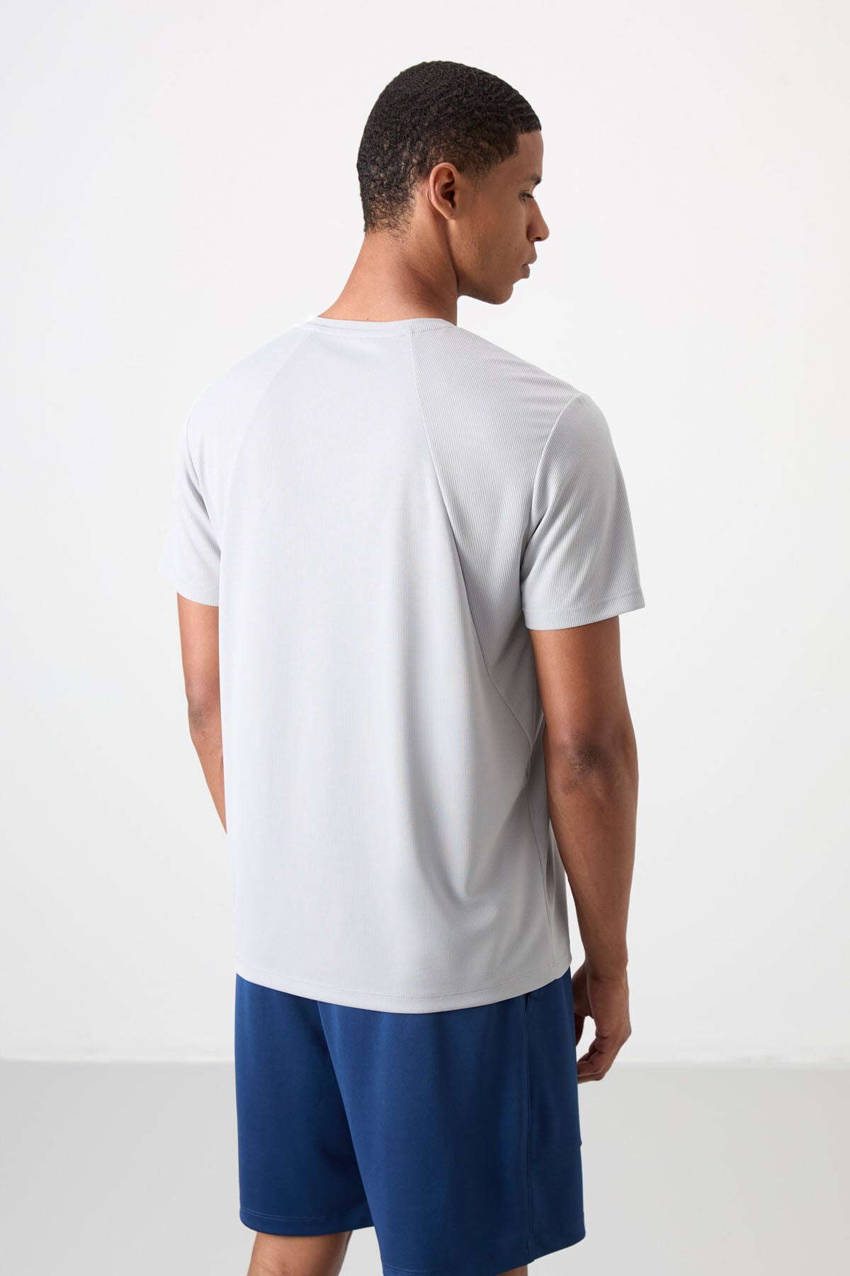 Image of Gri Nefes Alan Dokulu İnce Esnek Standart Fit Erkek Performans T-Shirt - 88391