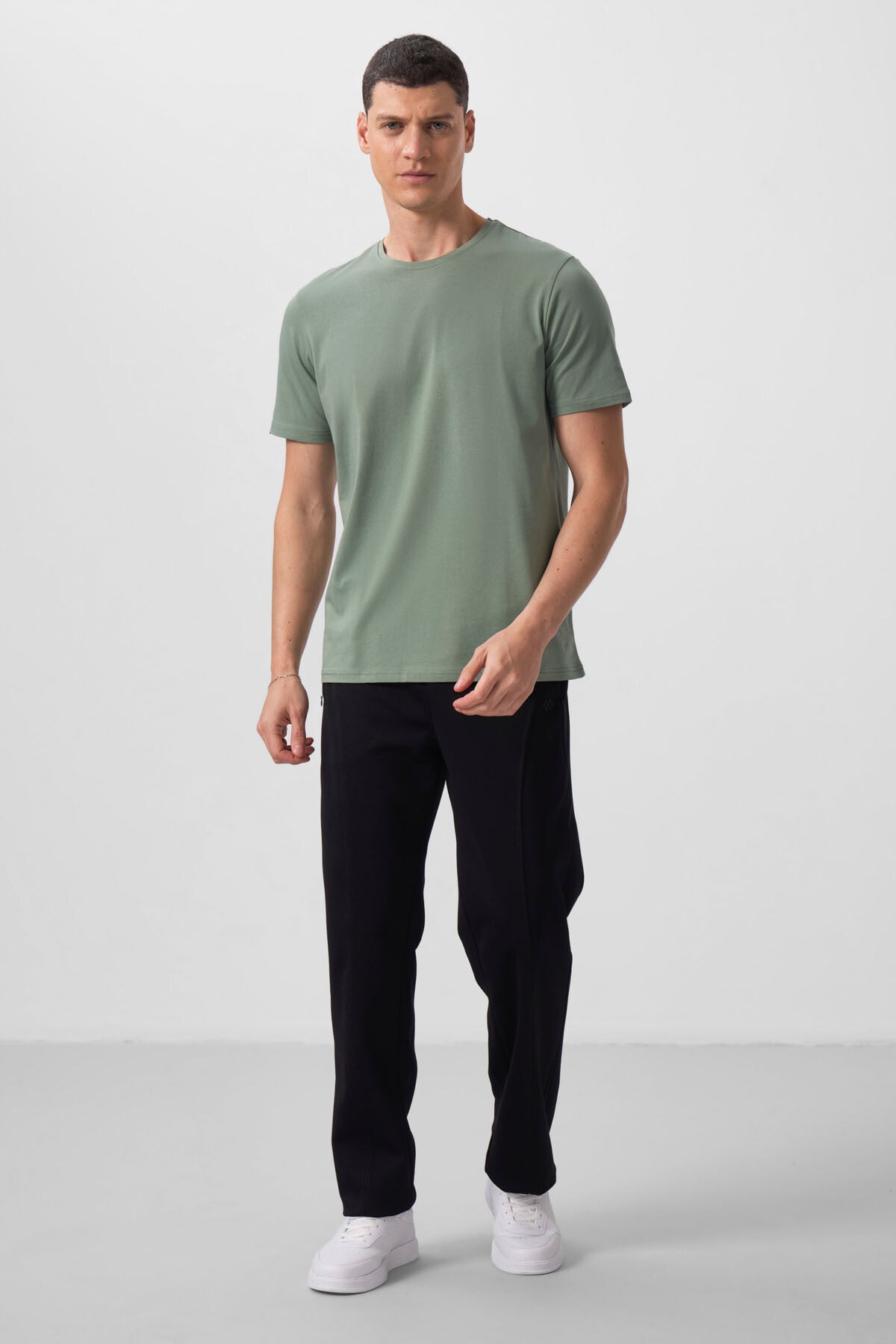 Image of Tricou bărbătesc verde deschis, cu mânecă scurtă și guler rotund, croială standard - 87911