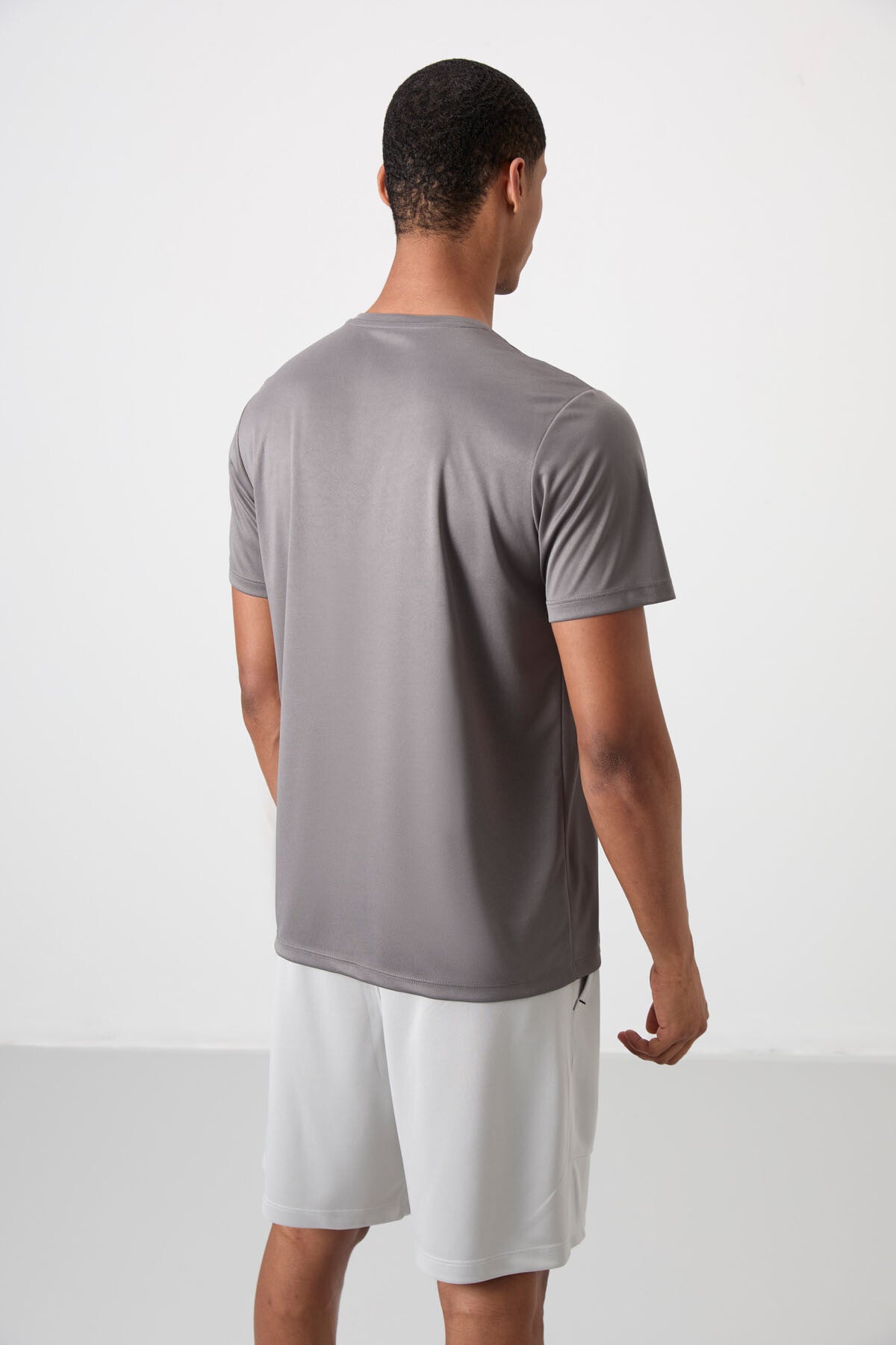 Image of Koyu Gri Nefes Alan Dokulu İnce Esnek Standart Fit Erkek Performans T-Shirt - 88385