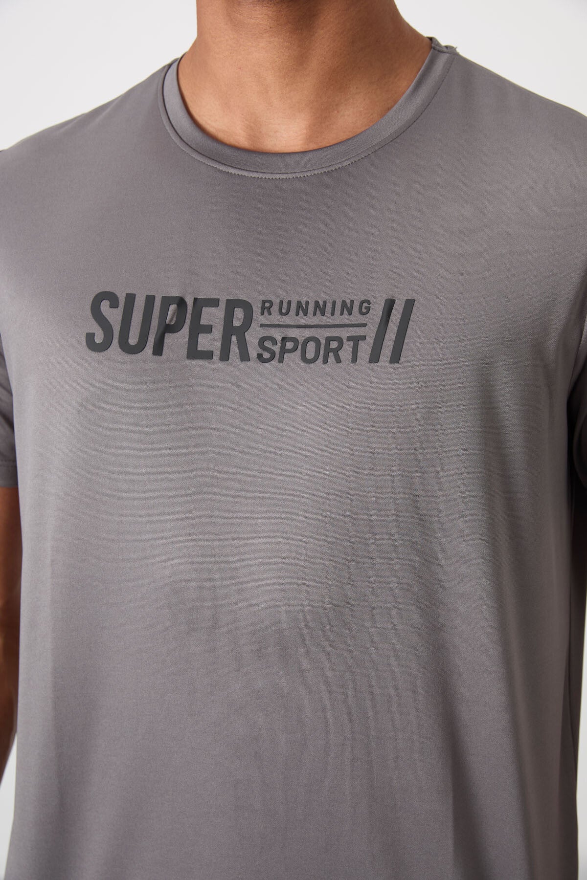 Image of Koyu Gri Nefes Alan Dokulu İnce Esnek Standart Fit Erkek Performans T-Shirt - 88385