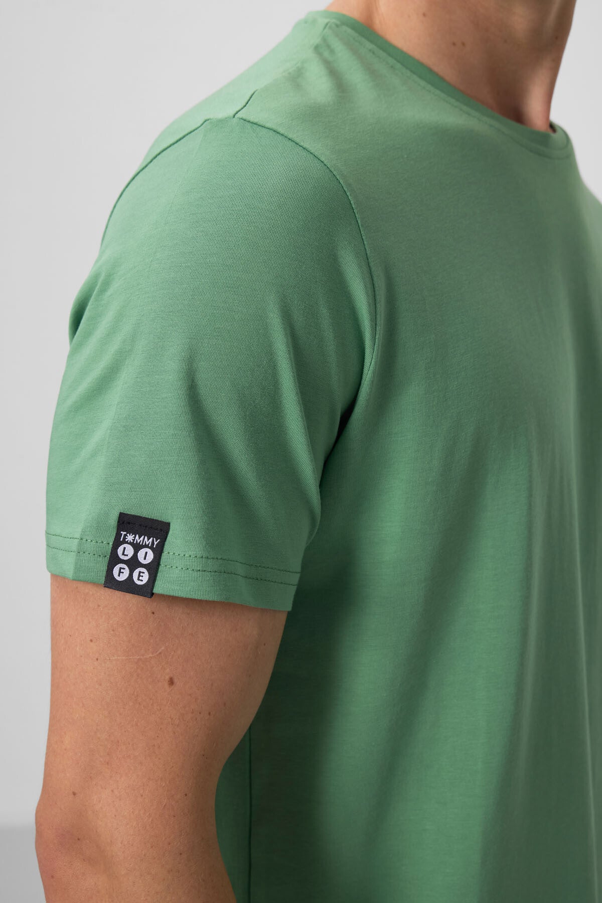 Image of Tricou bărbătesc verde pastel, cu mânecă scurtă și guler rotund, croială standard - 87911