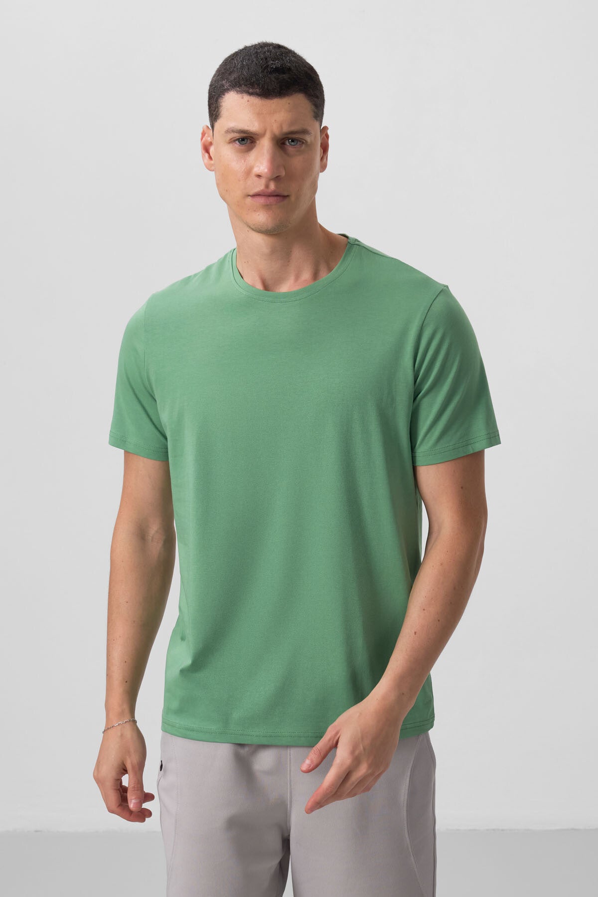 Image of Tricou bărbătesc verde pastel, cu mânecă scurtă și guler rotund, croială standard - 87911