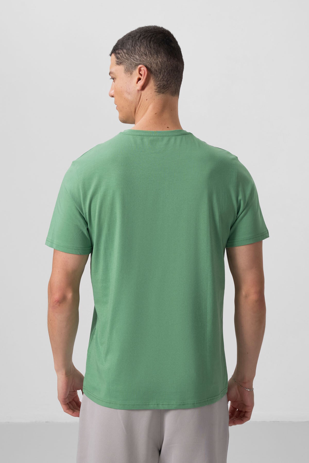 Image of Tricou bărbătesc verde pastel, cu mânecă scurtă și guler rotund, croială standard - 87911