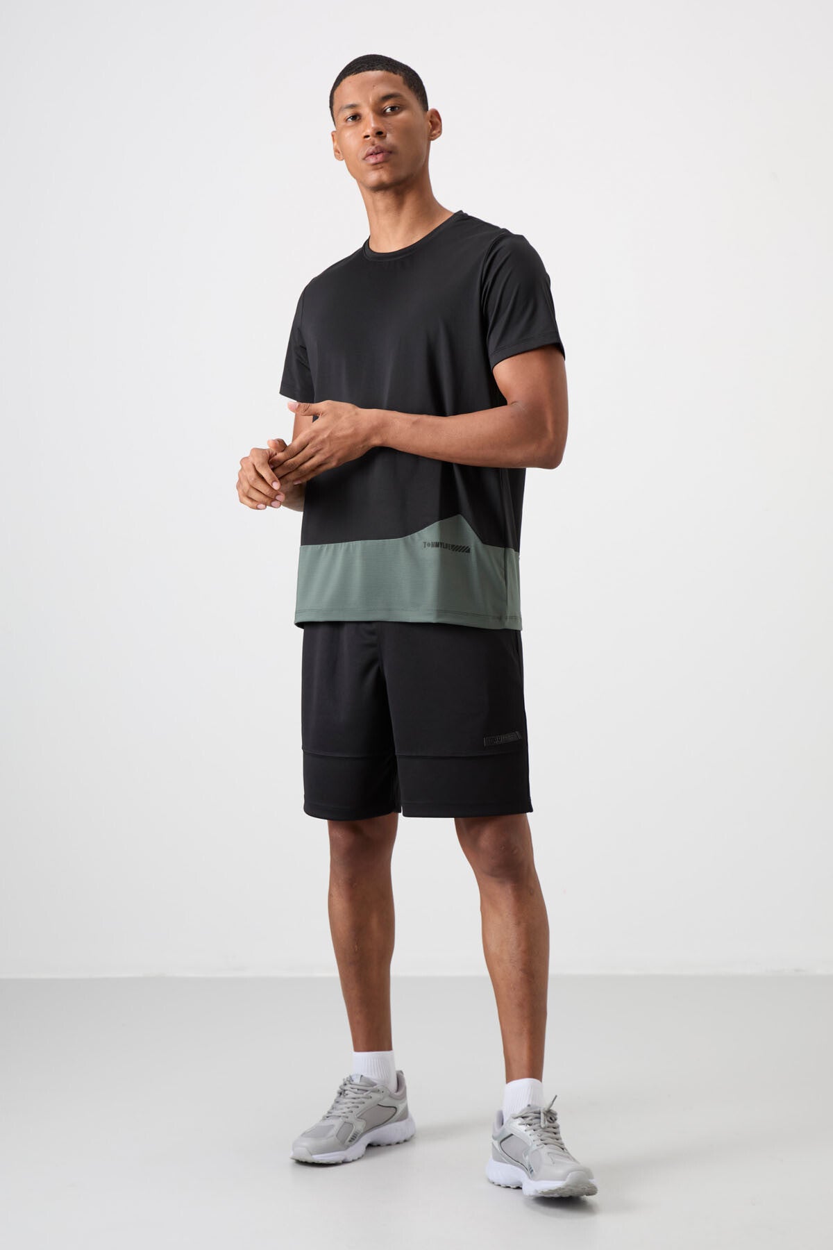 Image of Siyah Nefes Alan Dokulu İnce Esnek Standart Fit Erkek Performans T-Shirt - 88383