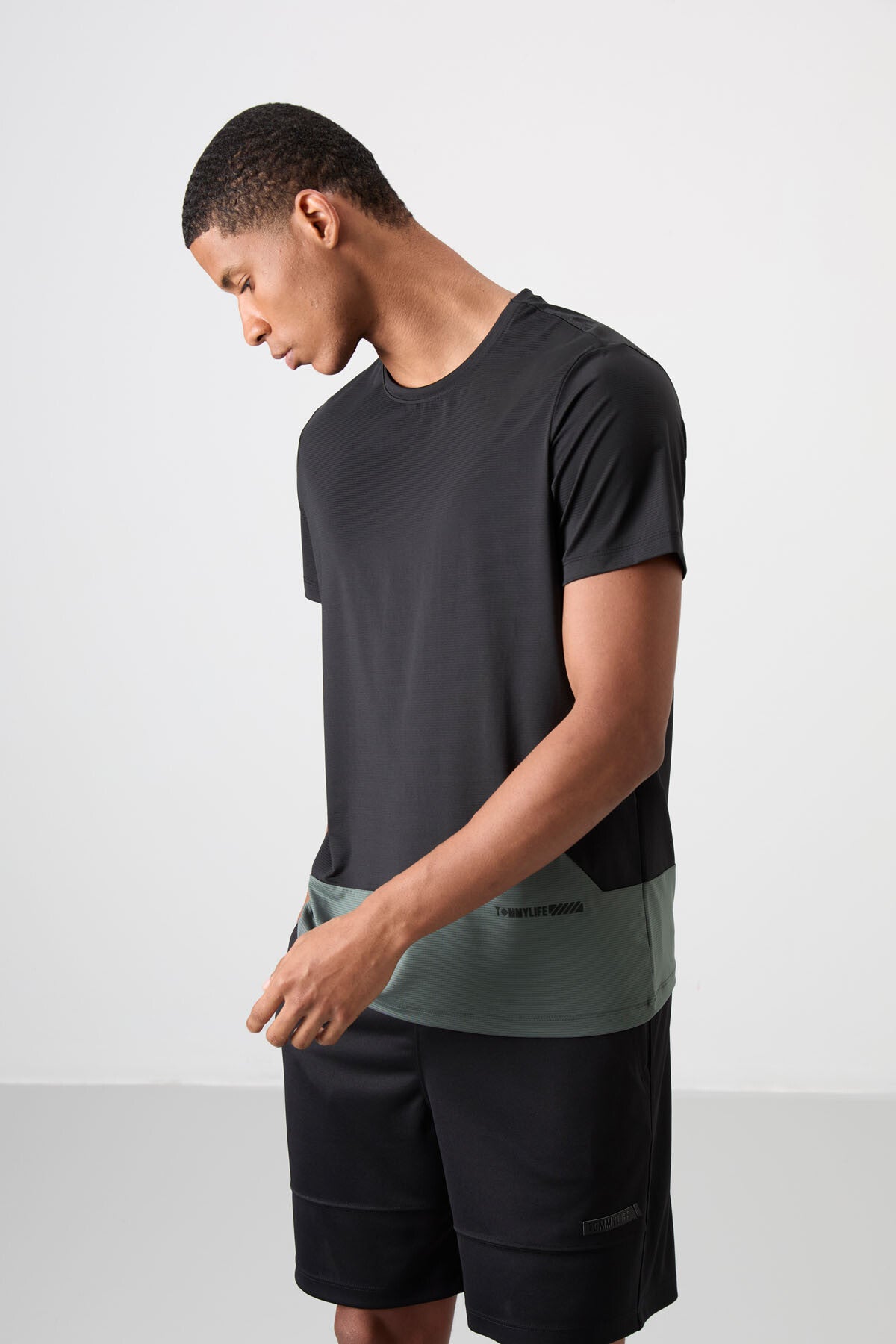 Image of Siyah Nefes Alan Dokulu İnce Esnek Standart Fit Erkek Performans T-Shirt - 88383
