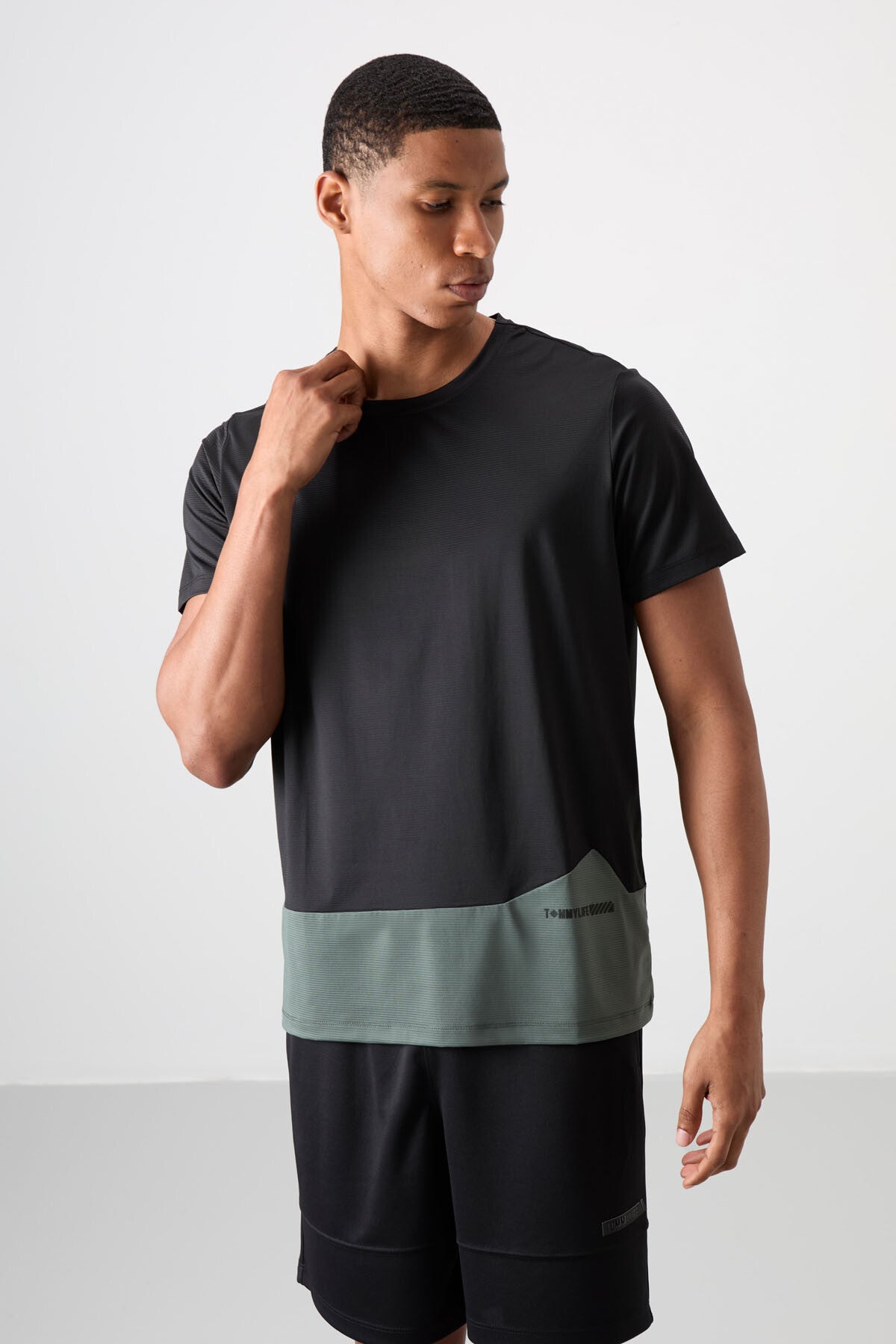Image of Siyah Nefes Alan Dokulu İnce Esnek Standart Fit Erkek Performans T-Shirt - 88383